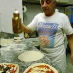 拿波里pizza pizza大師在Brandi幹了30多年，對於自家pizza的秘方，他封咀不透露。