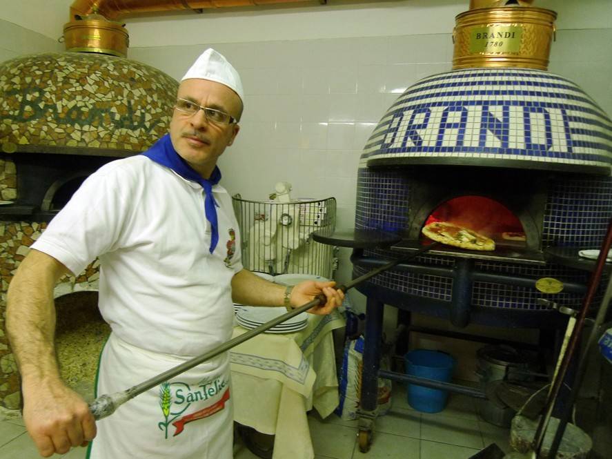 拿波里pizza 年青pizza廚師從小在Brandi工作，負責把pizza推入焗爐 。