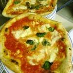 拿波里pizza Pizza Margherita以鮮番茄、水牛芝士（mozzarella cheese）和紫蘇葉炮製，剛好是紅白綠三色。