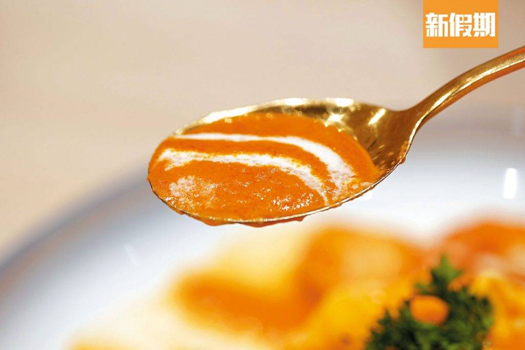 蛋包飯 茄汁質地輕， 酸味清新，味道適合夏天。