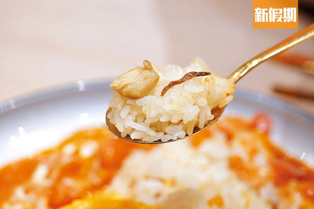 蛋包飯 米飯用湯煮入味，另有雞粒和菌類，味道濃郁。