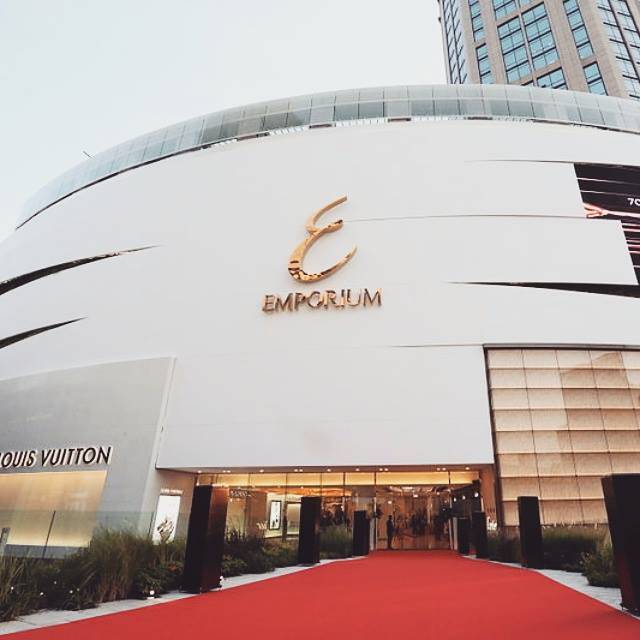  原本似90年代尖東商場的Emporium搖身一變「白富美」的金裝，與貴格的Central Embassy有得揮。