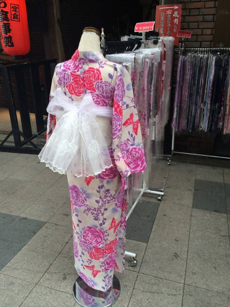 札幌夏天有很多祭典及節慶，數和豐平川花火大會最為盛大，當日街上男女都穿上浴衣，最有氣氛