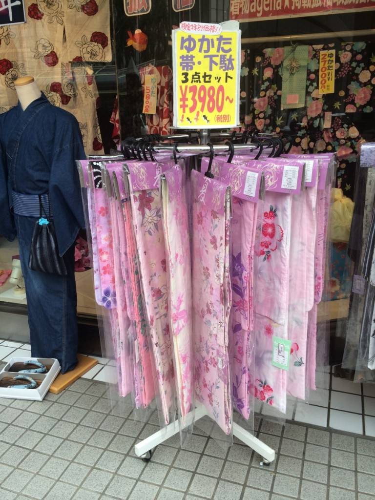 札幌 位於薄野百貨公司LAVINA對面的浴衣專門店有一套三點包括和服﹑腰帶及木屐出售，不過四千円，更可叫店員幫忙穿上，非常抵著。
