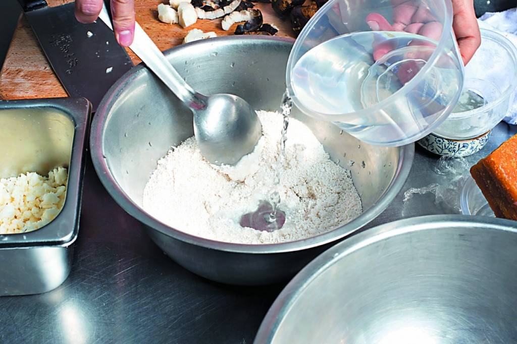 馬蹄糕食譜 1. 先用800毫升凍水將馬蹄粉開勻待用。
