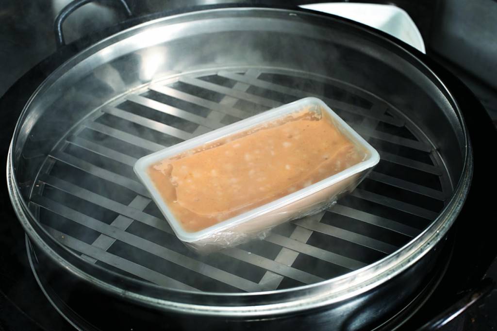 馬蹄糕食譜 5. 倒入糕盤蒸35分鐘。取出後放到室溫環境下攤凍即成。可凍食或煎香食。