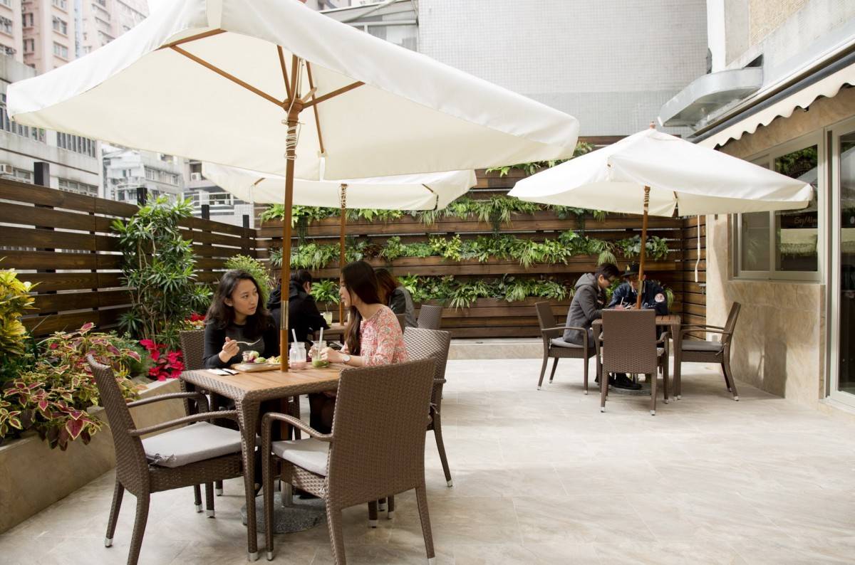  餐廳設有室內外用餐區，室外有綠油油植物作裝飾，氣氛悠閒。