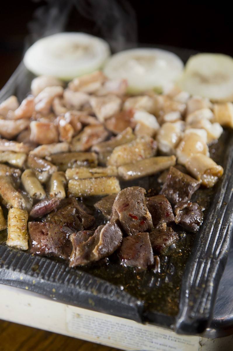 首爾 任食烤腸包括韓牛牛心（下）、韓牛小腸（中）、韓牛大腸（右上）及美國大腸頭（左上）。