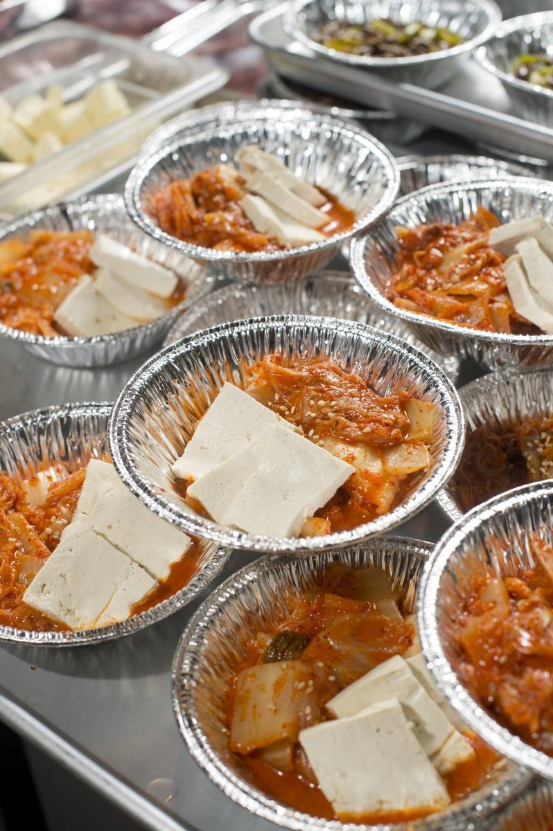 首爾 韓國人每餐必備的泡菜豆腐鍋，加點水放在爐上烘熱即可，很暖胃。