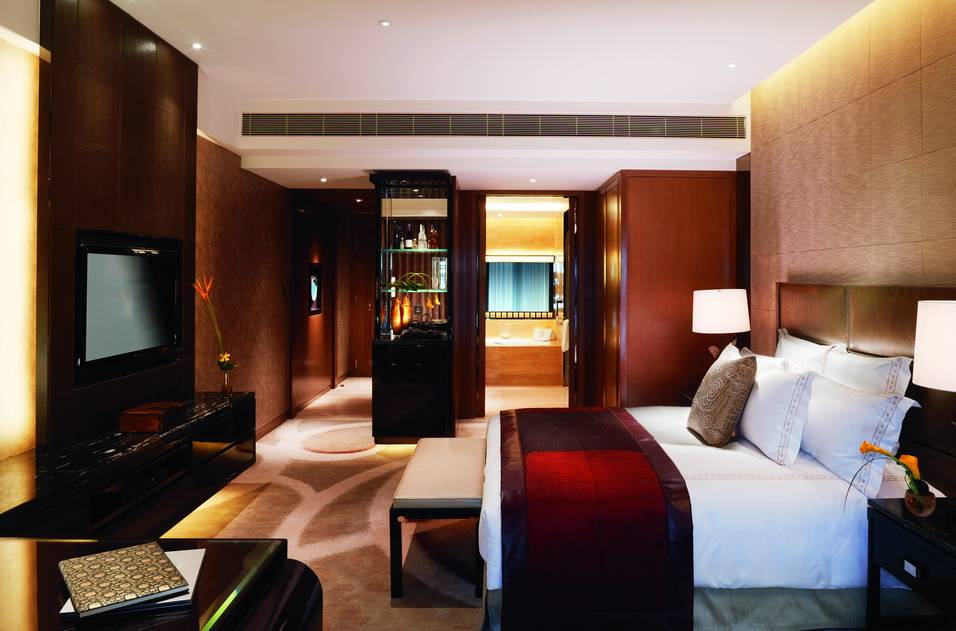 酒店最基本的豪華客房，540呎加上King Size床，極之寬敞，佈置華麗有格調，沐浴用品是英國名牌Asprey。