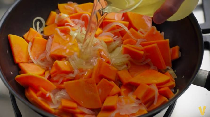 情人節食譜 2. 放水進鍋，然後把洋葱和南瓜放入煮一會兒，再加入雞湯烹煮，過程中可加入香草或迷迭香增加湯的香味。