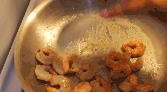 情人節食譜 5. 把蝦剝殻，加上鹽、黑胡椒、辣椒粉再拌勻，然後放上鍋炒熟。放上湯面上完成。