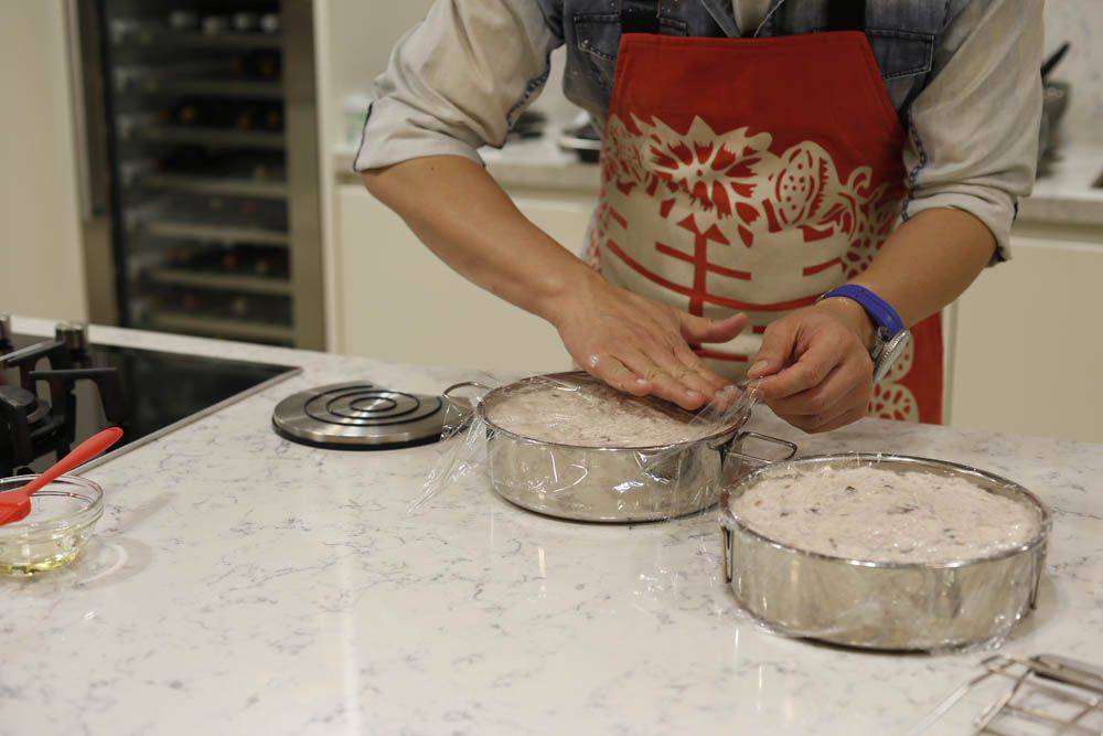 芋頭糕食譜 Step 6：塗一層薄油於蒸盆內，注入芋頭糕底，封上保鮮紙，水滾大火蒸一小時，取出涼卻後放入雪櫃，吃前切片煎脆享用。