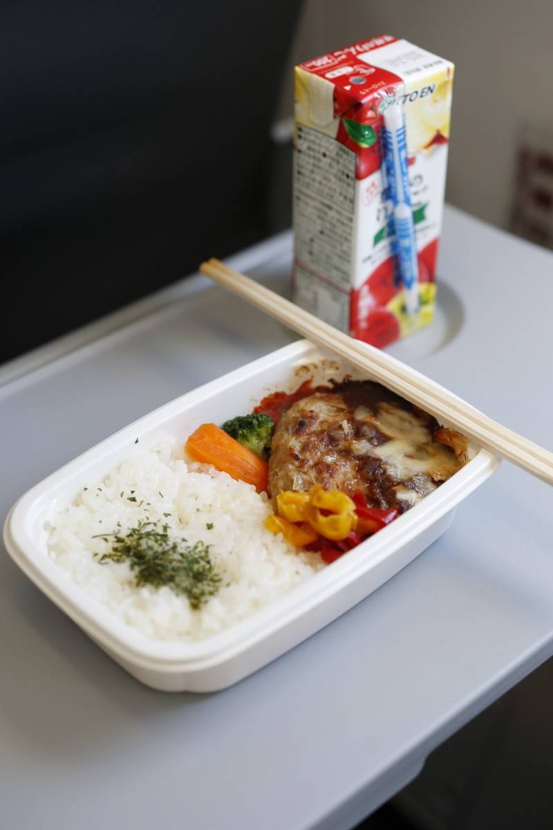 大阪 機上餐飲好味 - 熱食供應只限事前網上預訂，每款HK$70，但可即場點杯麵、小吃與零食，全是日本貨！
