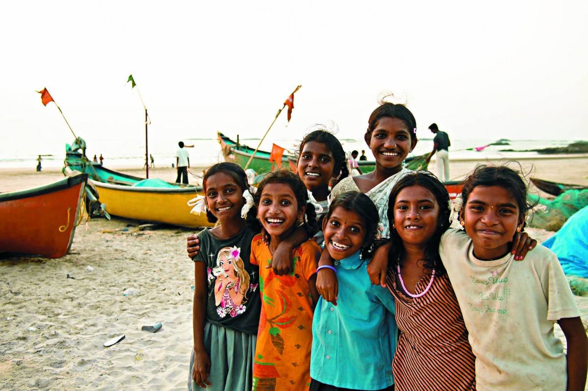  在海邊小村落推廣保育訊息，小朋友流露純 真的笑容。