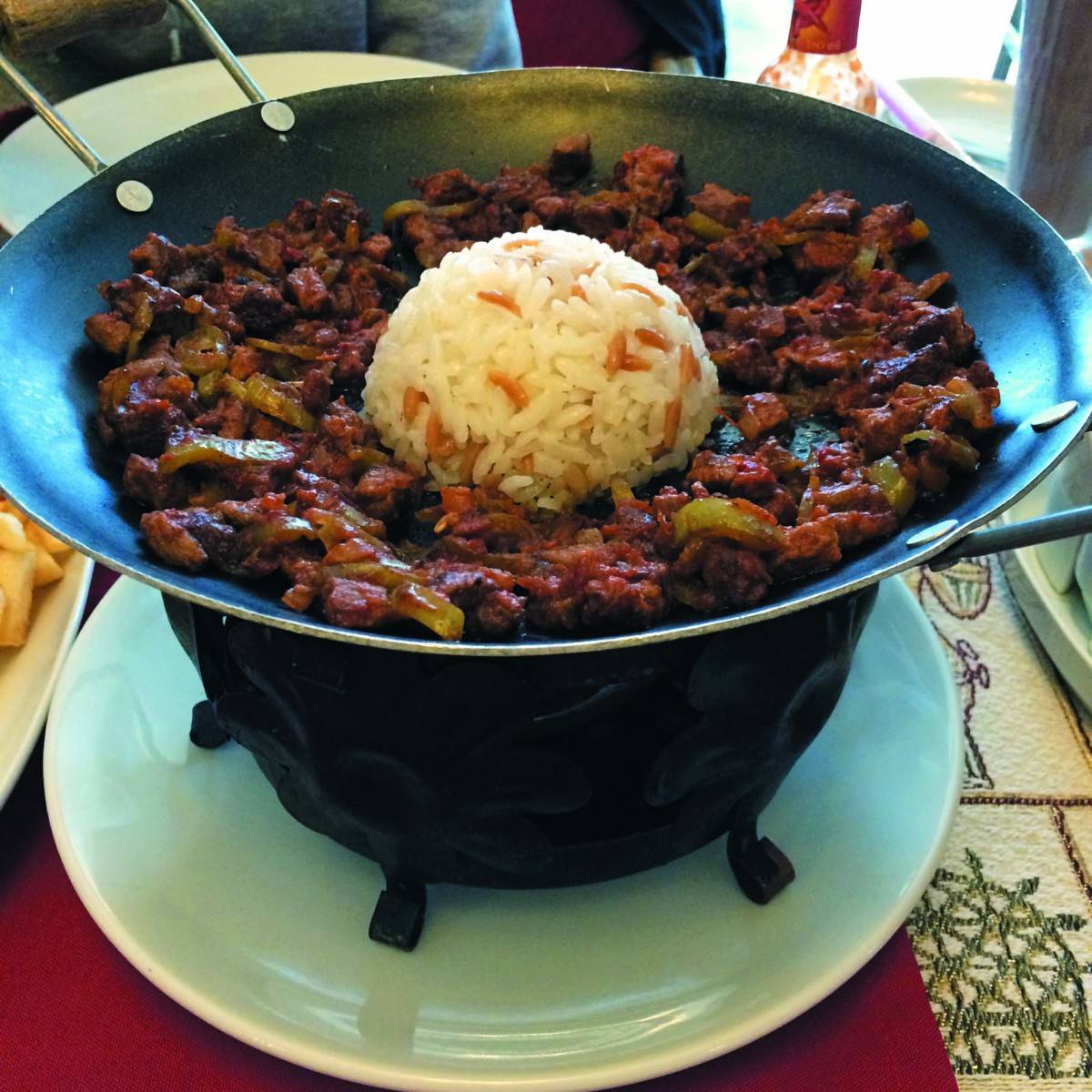 土耳其 鐵鍋牛肉 TL20/HK$61 在當地也很常見，以鐵鍋盛載用番茄、青椒炒過的牛 肉，味道較濃郁乾身。