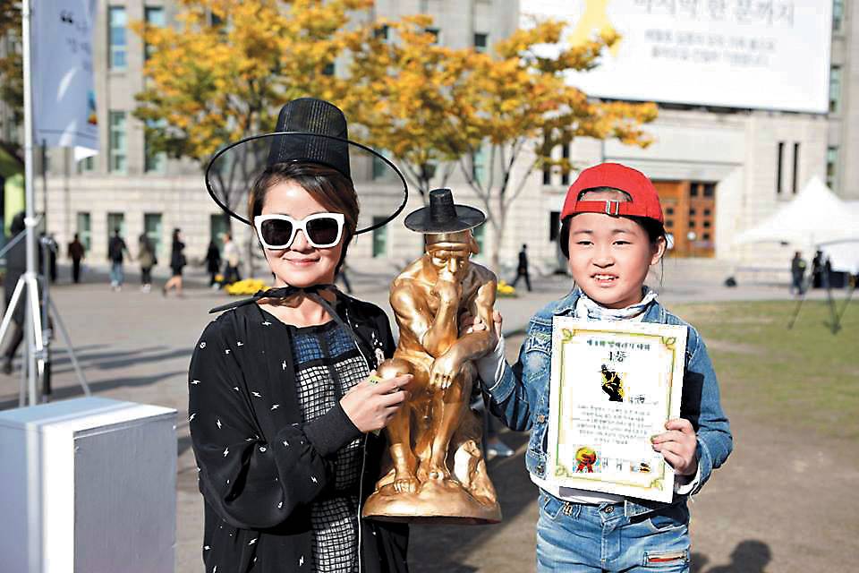 上年的發呆大賽由9歲小女孩勝出,，獲創辦人 Woops Yang 頒授「 沉思者獎杯 」。