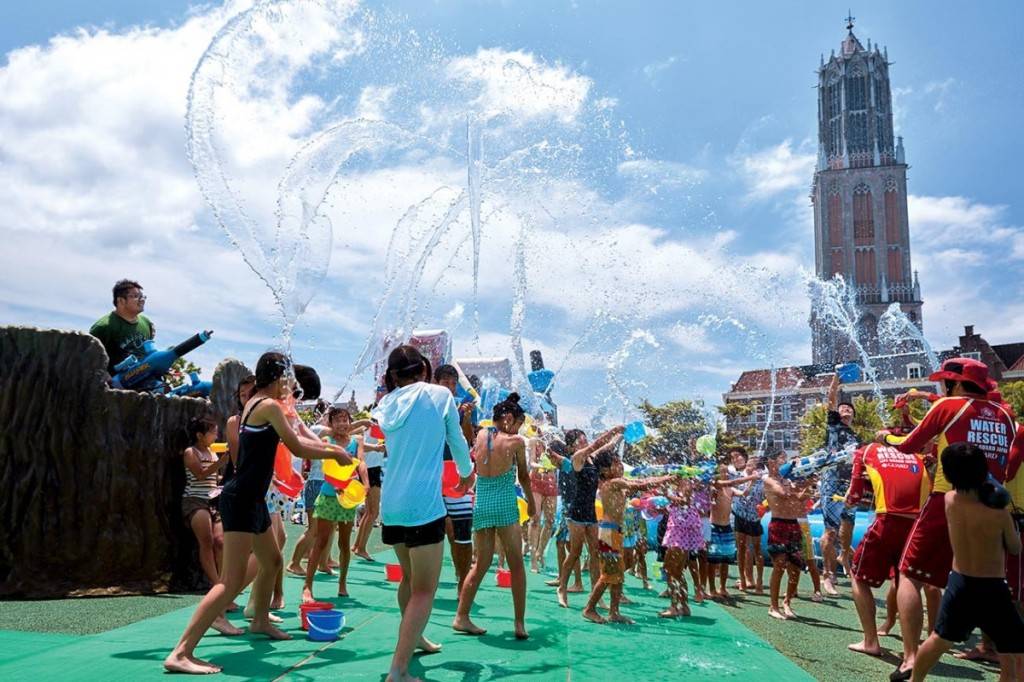日本 謹記，潑水祭的「最強兵器」是水筒，別浪費時間為水槍入水！