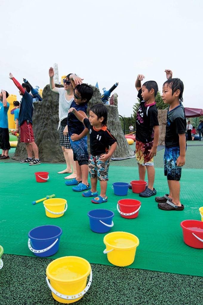 日本 潑水祭開始前，大家先以「妖怪體操」來熱身！