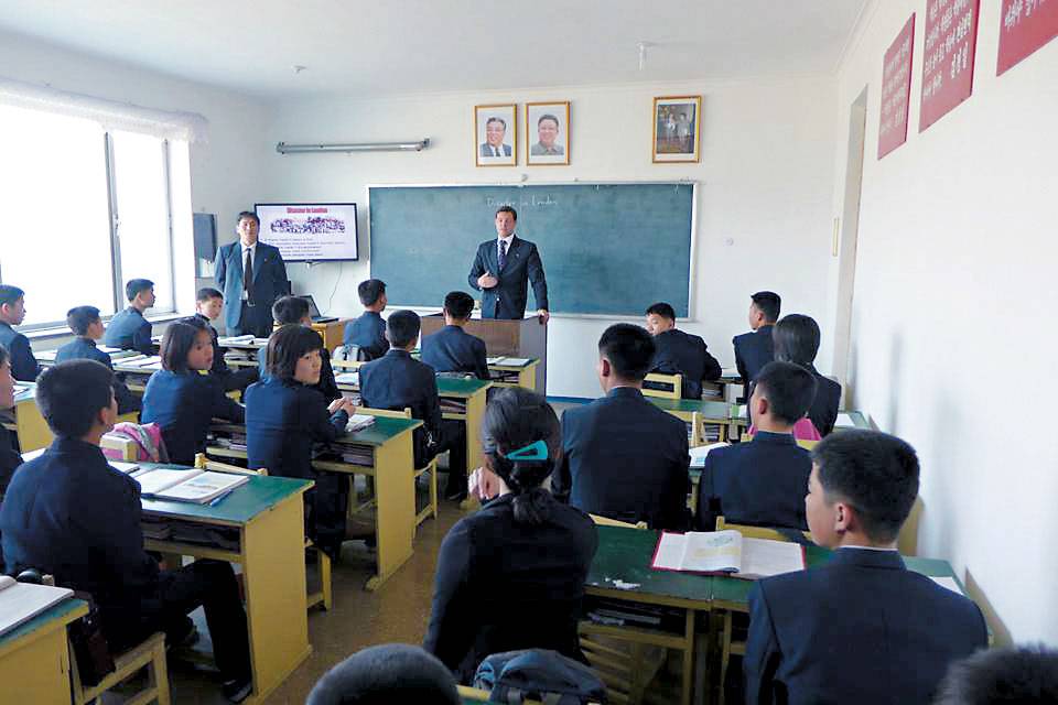 學術團出發有機會走入學校，拍攝北韓學生上課情況。