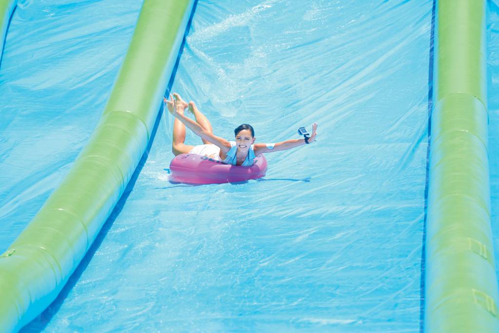 觀瀾湖 Jessica C 當日瞓身試玩150呎迷你滑水梯，個樣交足戲㗎！佢仲大呼未夠喉，決定8月14日再到現場玩多次。