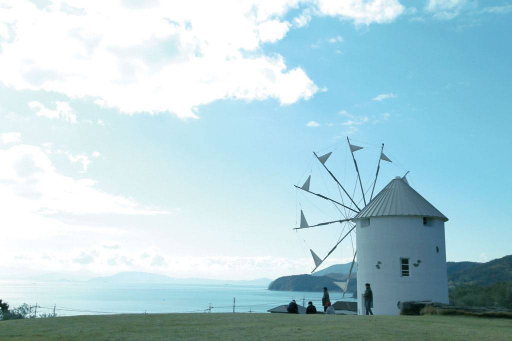 日本旅遊 與希臘結爲姐妹城市時所建的風車，面向濑戶内海美景，一派地中海風情。