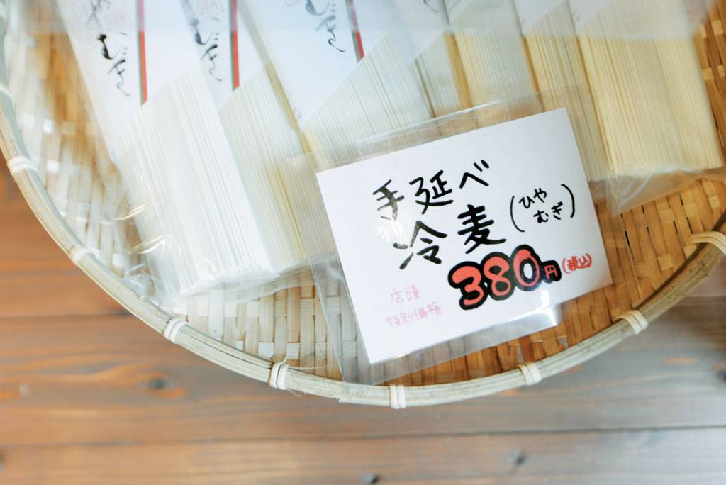 日本旅遊 冷面￥1,000/HK$64 (包工場見學) 泡浸於冰水中的素面，配料包括醬油煮冬菇及蛋卷，夾一箸蘸了涼面汁，非常清新醒神。