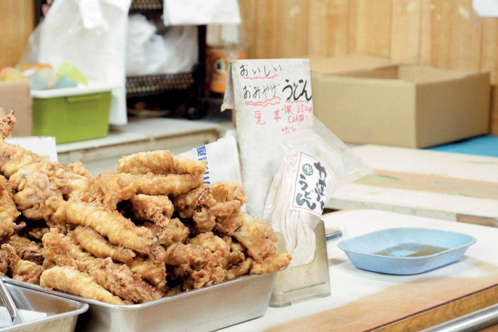 日本旅遊 香川縣内的烏冬店大多是自助形式，大家柯打了烏冬（隻有冷熱大小之選），然後就自行挑天婦羅關東煮的配料。