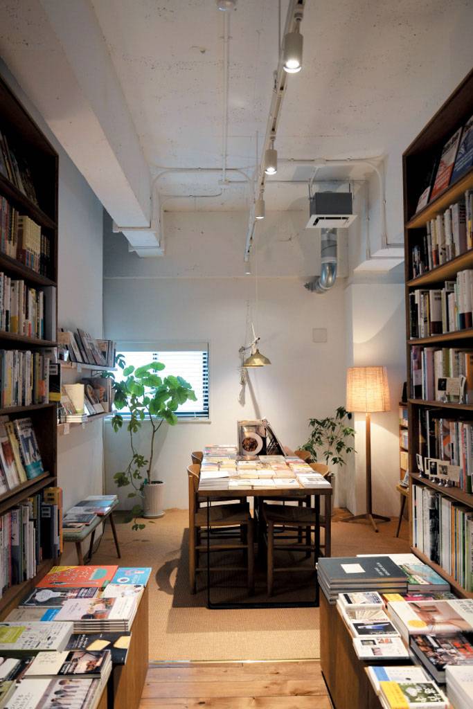 京都 找到知心小書店的好處，就是在裝潢有如自家客廳小店中，拿著書站著看，一個午後就輕易流逝。
