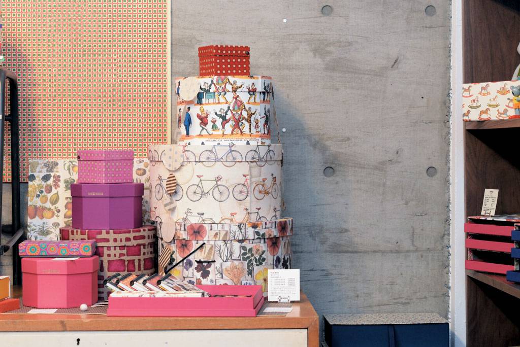 京都 圓型和紙紙盒 ￥3,500/HK$228起 十多種圖案都是自家設計師手筆，缤紛色彩充滿童趣，用以放置帽子收納外，更可點綴家居。