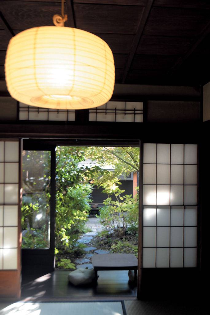 京都 庭園 随意地在庭園種出一片綠，洋溢著獨特的日式庭園美感，午後待在點點綠的陽光下打個盹，樂得清靜。
