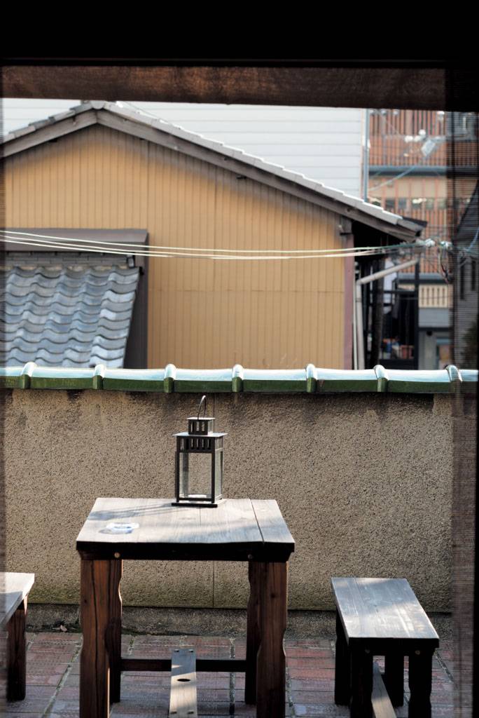露台 看著京都那無邊的天地，聽著隔壁家的日常對話，這種完全放空什麽也不做的旅行，才算是享受。