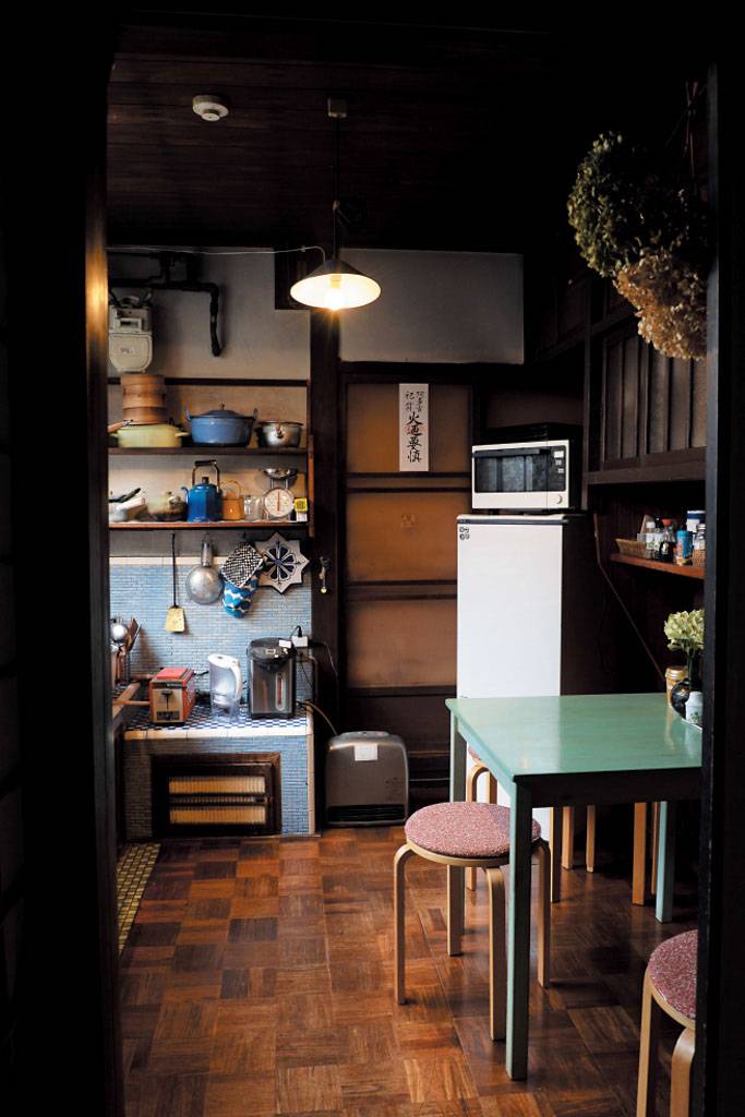京都 台所 的的骰骰的廚房， 牆上仍保留了斑駁的老壁磚，淡藍的幾何圖案懷古味濃。