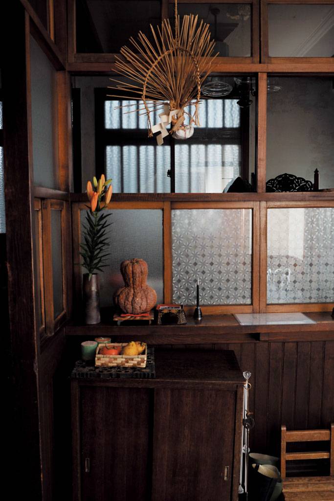 玄關 屋主熱愛到京都各市集搜尋不同的古董，找回來的珍藏修理妥當後都放在玄關處展示。