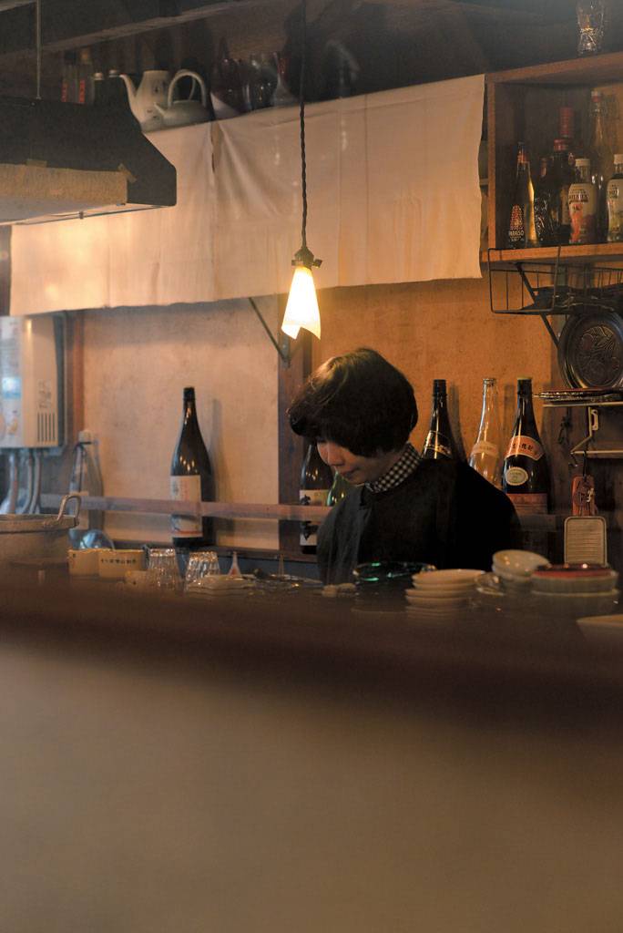 京都 這是老闆行川咲子開設的第二家小酒館，所有料理都是她當天現制的。