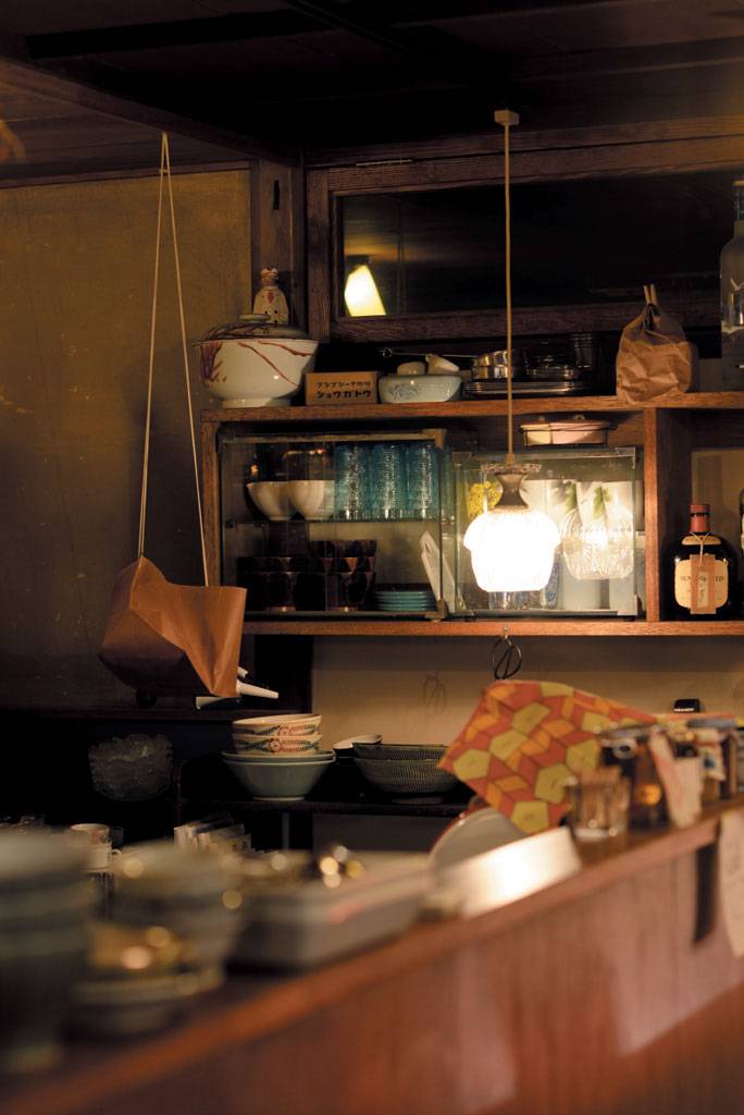 京都 小酒館隻在周末晚上開放，不少街坊愛來摸摸酒杯底。