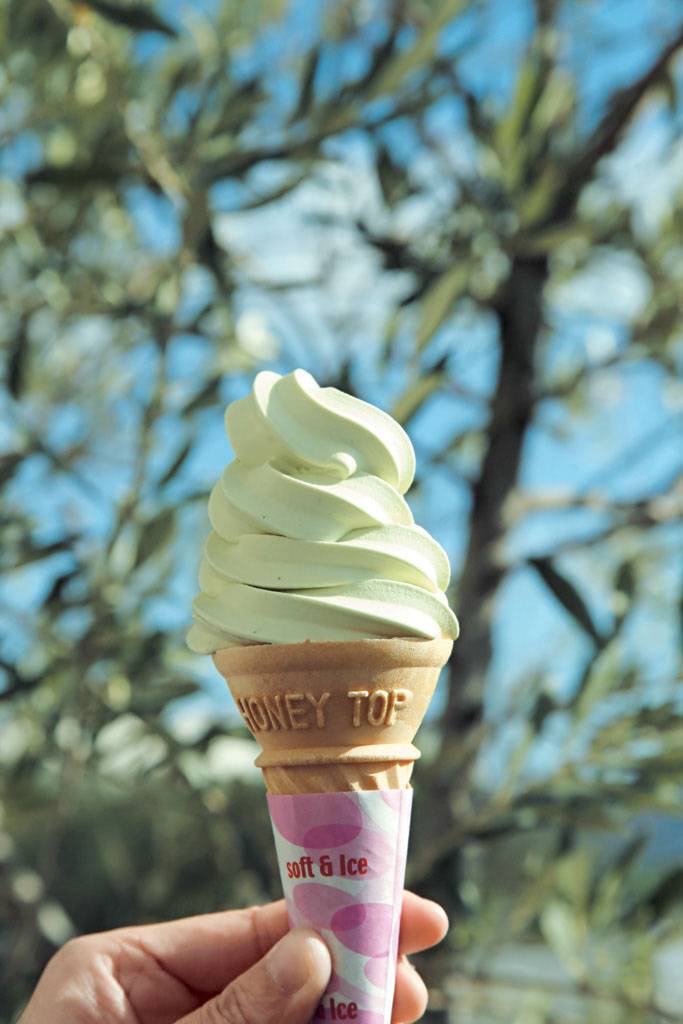日本旅遊 橄欖軟雪糕 ￥250/HK$16 獨特的粉綠色軟雪糕加入了自家栽種及制成的橄欖油，入口香甜軟滑，有淡淡的橄榄香味，清新不膩。