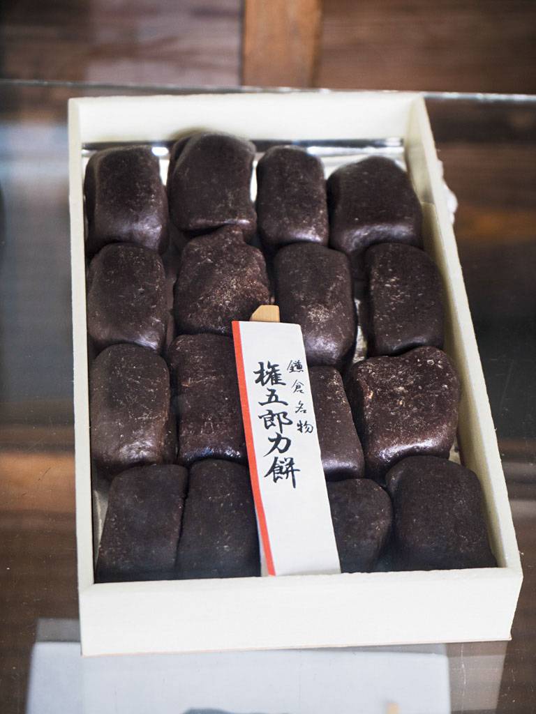 東京旅遊 權五郎力餅16件裝 ¥1,080/HK$67(f)  跟一般紅豆糯米糍不同的是它以豆沙包著糯米糰，據說為歌頌權五郎的英勇而取了此名。