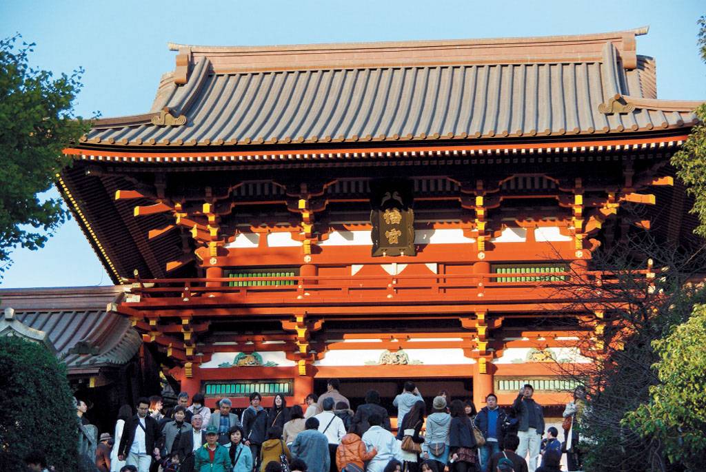 東京旅遊 穿過第三個鳥居再上一條長樓梯，便會看到代表性的朱紅色本殿，祭祀著應神天皇、比賣神及神功皇后。