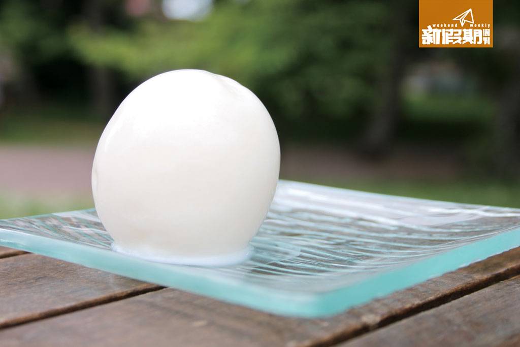 富士山 氣球牛奶布丁 以成田夢牧場的牛奶做 成，牛奶布丁被包裹在 氣球內，戳開氣球布丁流出。