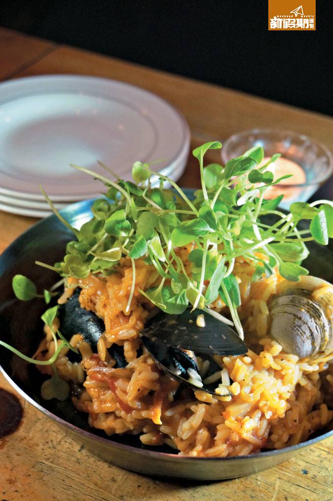 Seafood Paella W17,000/HK$129 西班牙海鮮燴飯，內有青口、蝦仁和蜆肉等，新鮮惹味。
