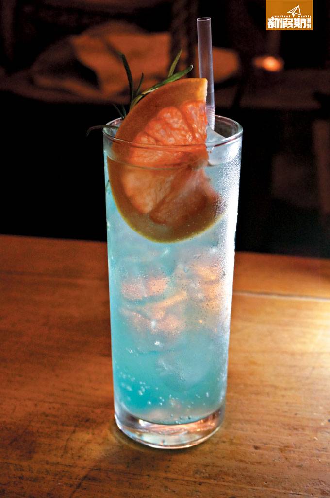 China Blue W14,000/HK$106 淺藍色的雞尾酒相當悅目，內有西柚汁、Dita和Blue Curacao，飲落有回甘餘韻，酒味較濃。