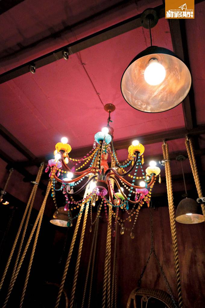 吊燈用上多種鮮色珠子和燭台製成，帶有東南亞風的神秘格調。