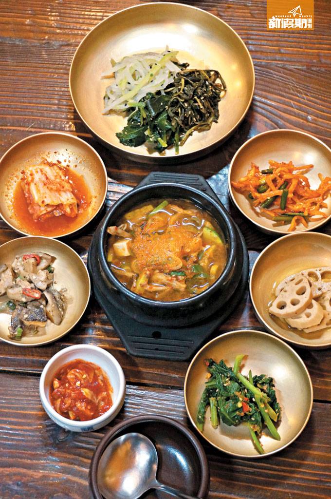 韓屋 吃過各道前菜後就會送上主食，有多種泡菜野菜和鹹香帶辣的大醬湯。