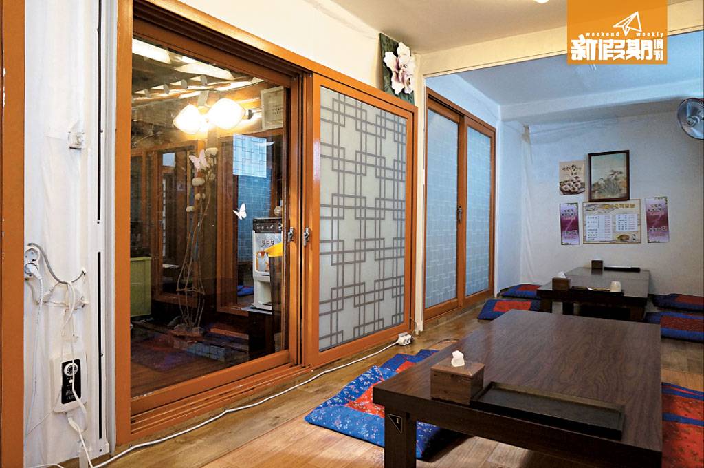 韓屋 走廊就間隔成一間間廂房，讓客人可以更自在地用餐談天。