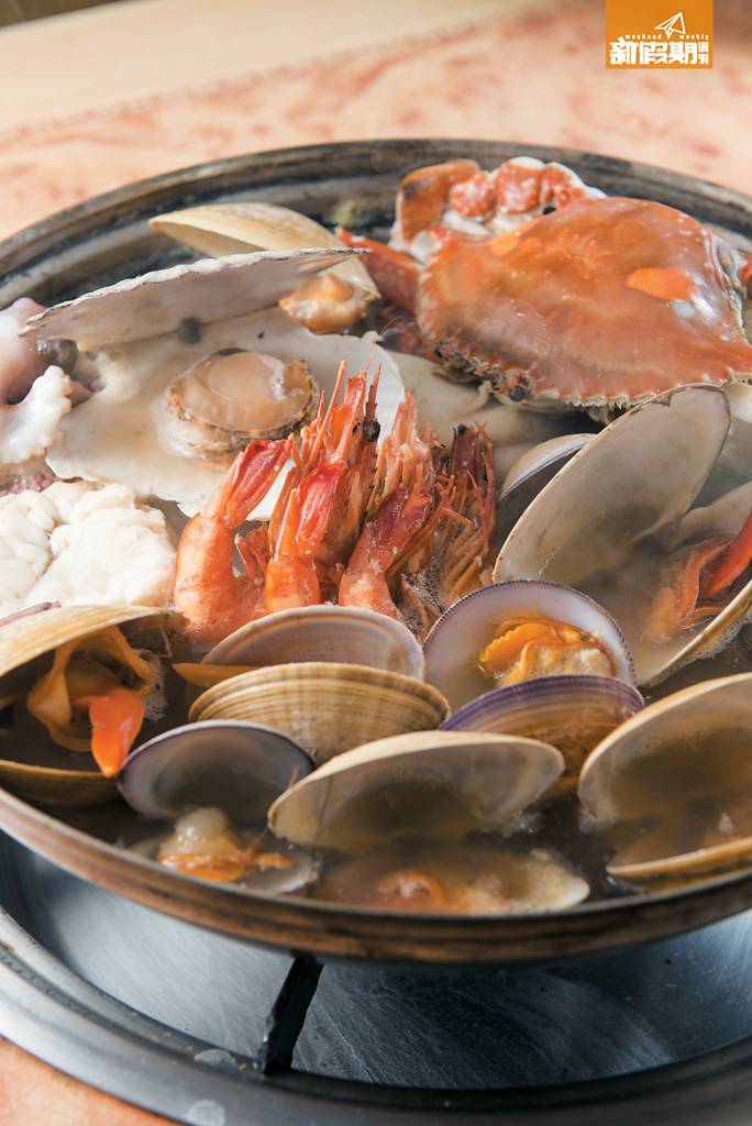 釜山 海鮮鍋 W35,000 / HK$230 辣湯充滿濃濃海鮮味，伴飯一流，留意大細鍋只相差HK＄50，當然要大Size啦！