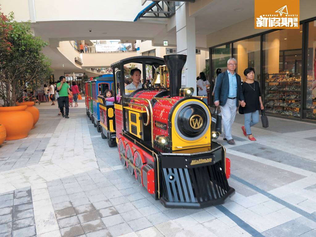 紅葉 行到腳軟，姊妹們可坐小火車，貫通整個 Outlet，收費為每位W1,000/HK$6.5。