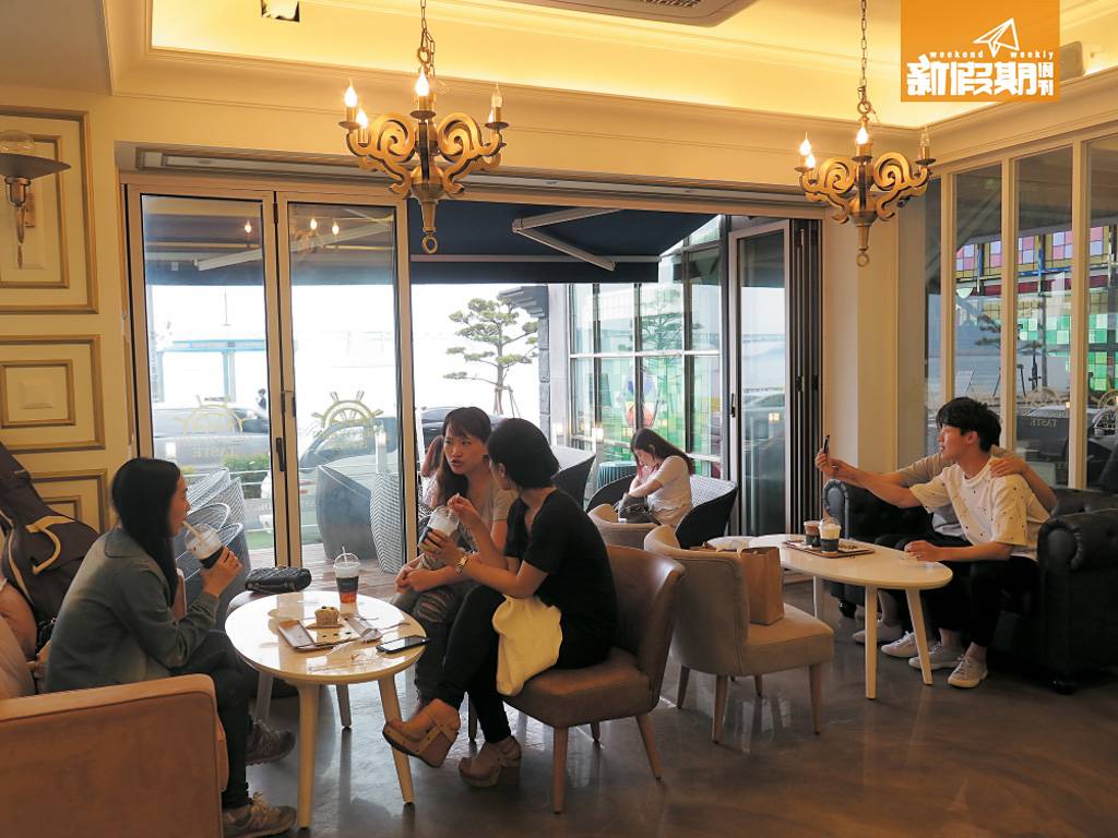 釜山 Discovery taste 雖然以水手為主題，但店內裝潢高貴 Cozy，軟綿綿梳化令人坐得好舒服。