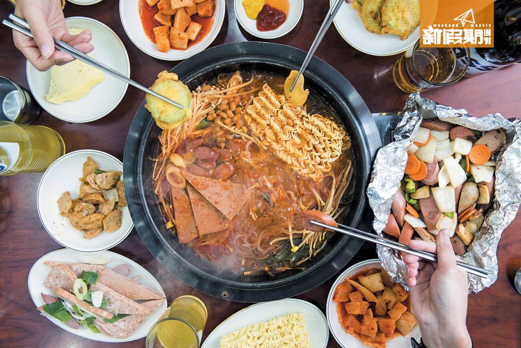 釜山 部隊鍋 W18,000/HK$118 (2至3人份量) 最正宗的部隊鍋，配料選擇不多，基本上只有香腸、午餐肉、年糕、金菇及冬粉，所以味道就取決於材料的質素。