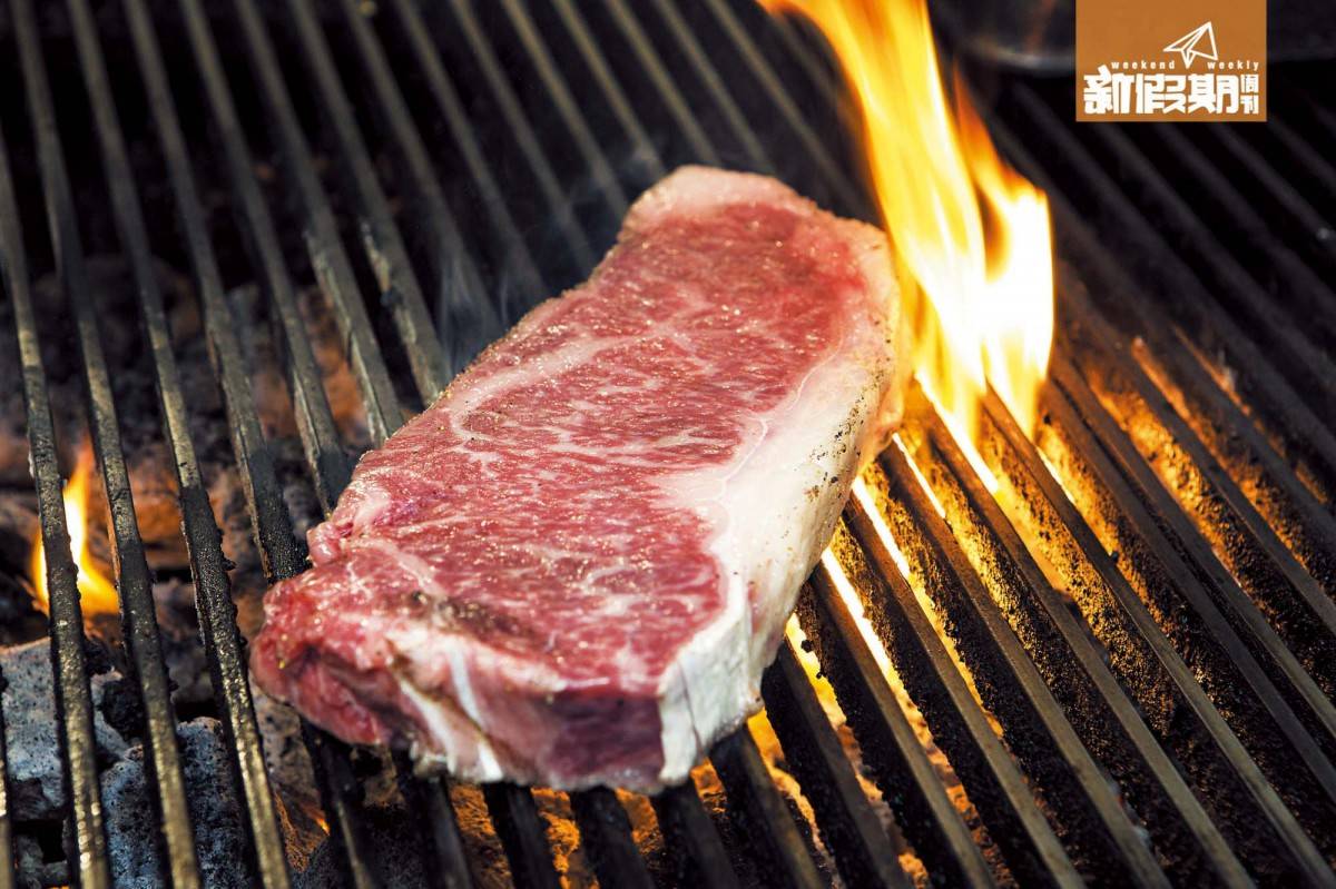 東京旅遊 用上250°C高溫的鐵板 來 燒 牛 扒, 鎖 死 肉 汁,難怪有只溶於口的 極上口感。